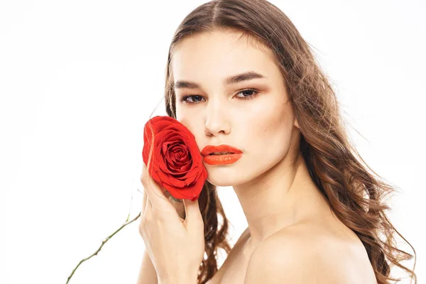Frau mit nackten Schultern und roter Rose Abend Make-up Licht Hintergrund — Stockfoto