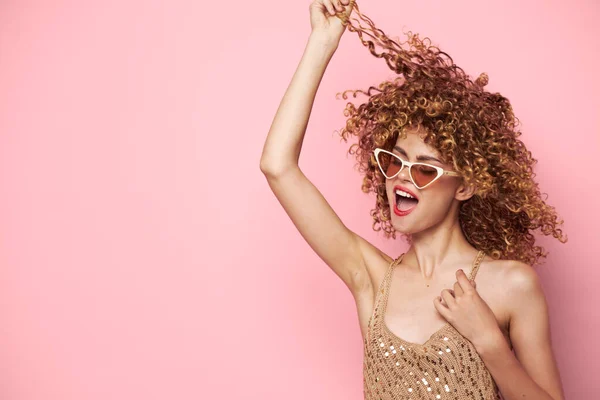 Модель касается волос на голове эмоции весело блестки рубашку розовый изолированный фон — стоковое фото