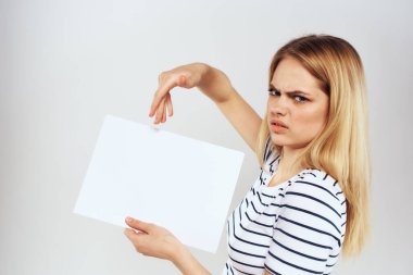 Elinde bir kağıt tutmakta olan kadın yaşam tarzı çizgili tişört kırpılmış görünüm kopyalama alanı