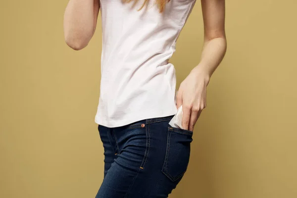 Meisje met pad op beige achtergrond menstruatie kritieke dagen bijgesneden weergave van wit t-shirt — Stockfoto