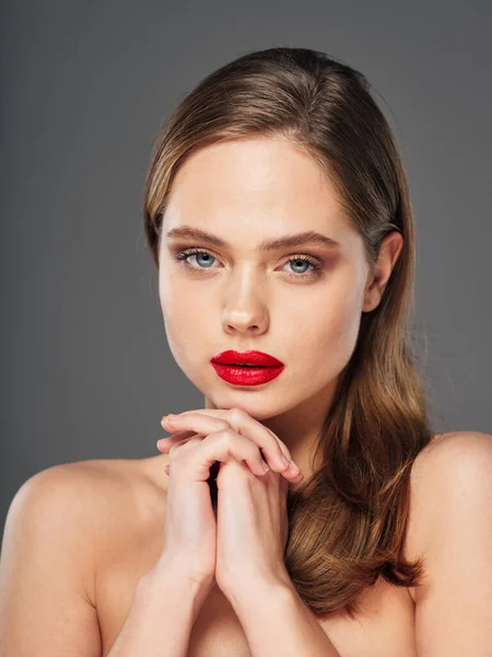 Retrato de mujer encantadora con labios rojos en el fondo — Foto de Stock