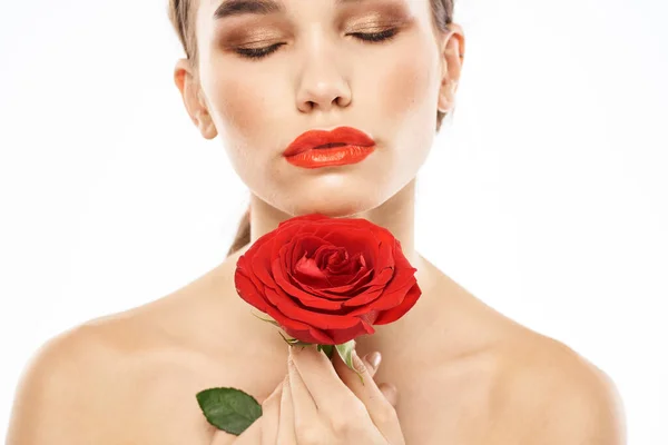 Bella donna con rosa rossa vicino al viso trucco spalle nude ritratto — Foto Stock