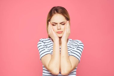 Çizgili tişört giymiş bir kadın stüdyosunun pembe izole edilmiş yaşam tarzını izledi.