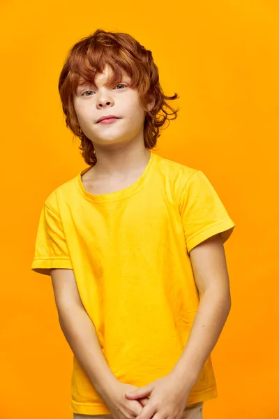 A criança com cabelo vermelho em um fundo isolado — Fotografia de Stock