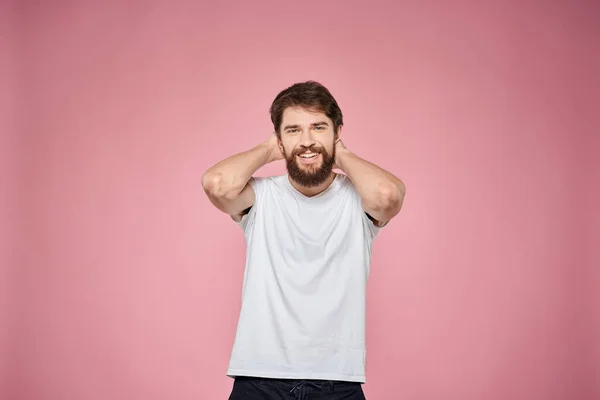 Χαριτωμένο γενειοφόρος άνδρες λευκό t-shirt στούντιο ροζ απομονωμένο φόντο — Φωτογραφία Αρχείου