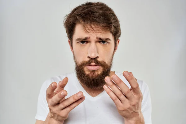 Homem barbudo emocional close-up expressão facial estilo de vida estúdio — Fotografia de Stock