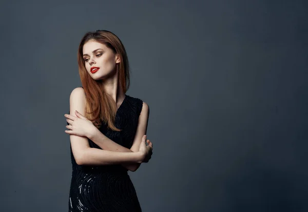 黒のドレスの美しい女性赤髪グレーの背景コピースペースモデル — ストック写真