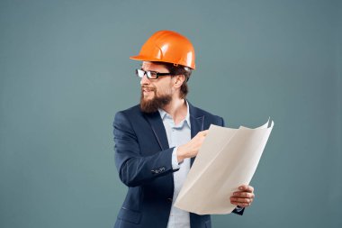 Güvenlik kıyafetli adam turuncu kask inşaat endüstrisinde profesyonel.