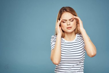 Duygusal kadın çizgili tişörtlü yaşam biçimi mavi arka plan