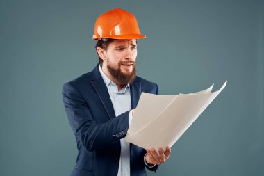 Takım elbiseli adam turuncu kedi endüstrisi profesyonel yapı