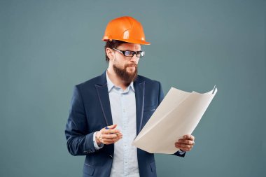 Turuncu boya sektöründe mühendis. Profesyonel inşaat mavi arka plan.