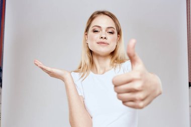 duygusal sarışın beyaz tişört stüdyo yaşam tarzı eğlence