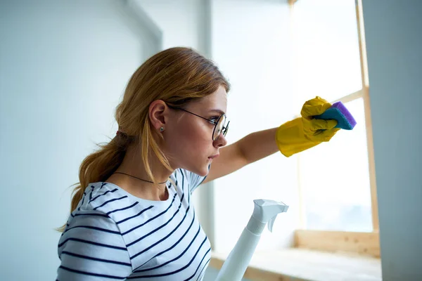 Vrouw thuis schoonmaken hygiëne wasmiddel interieur service — Stockfoto