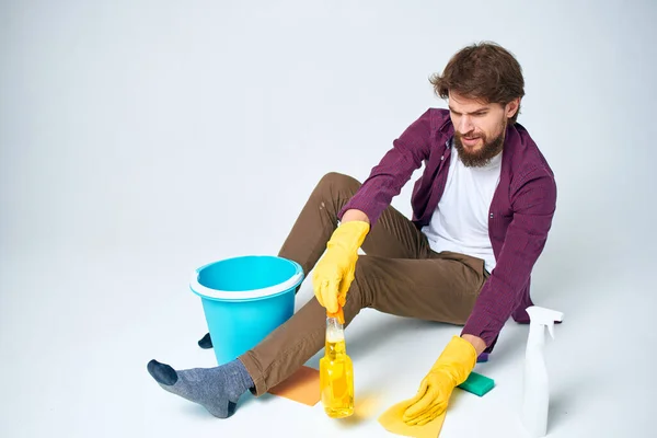 Limpiador acostado en el suelo con un cubo de detergente servicio de limpieza prestación profesional — Foto de Stock