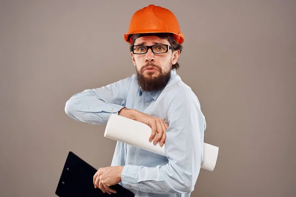 Engineer in een oranje helm shirt veiligheid professionele service beige achtergrond — Stockfoto
