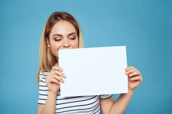 Donna in possesso di foglio di carta a strisce T-shirt Copia Spazio ritagliato vista sfondo blu — Foto Stock