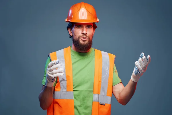 노동자가 제복을 입은 감정을 설계하는 직업적 인 푸른 배경 — 스톡 사진
