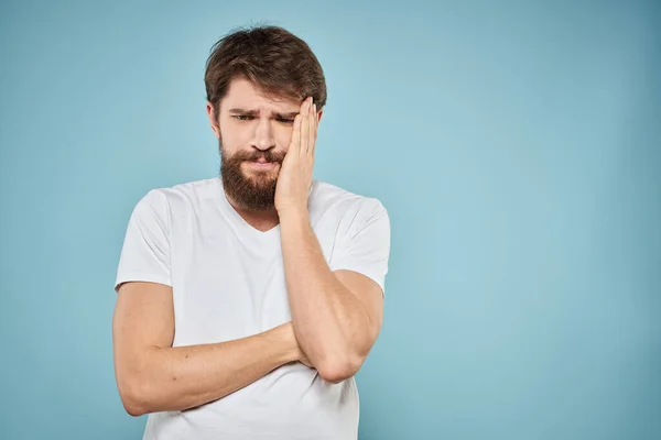 Baard man emoties wit t-shirt levensstijl gebaren met handen blauwe achtergronden — Stockfoto