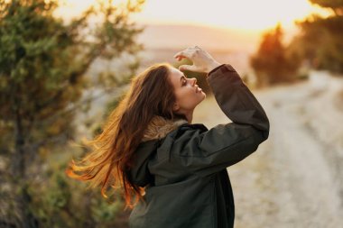 Kadın ceketleri dışarıda temiz hava alıyor dinlenme gününün tadını çıkarıyor