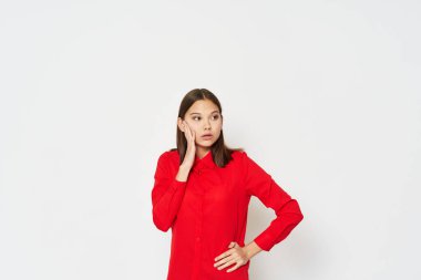 Kırmızı tişörtlü kız duygu stüdyosuyla elini yüzüne koydu. 