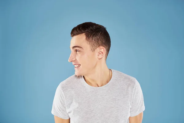 Hombre emocional en camiseta blanca vista recortada sobre fondo azul estilo de vida — Foto de Stock