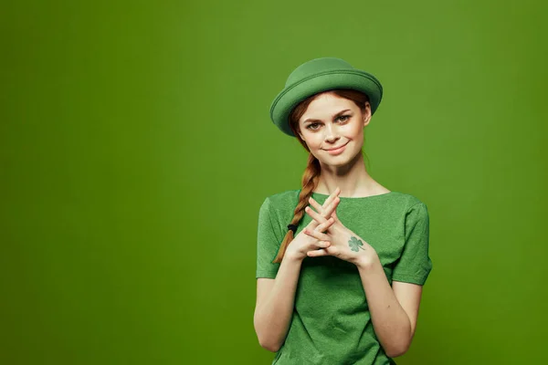 St patricks jour femme heureuse geste avec ses mains chapeau trèfle vacances amusant — Photo