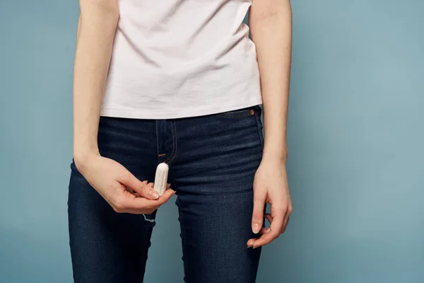 Mujer con tampón y jeans camiseta menstruación fondo azul recortado ver higiene —  Fotos de Stock