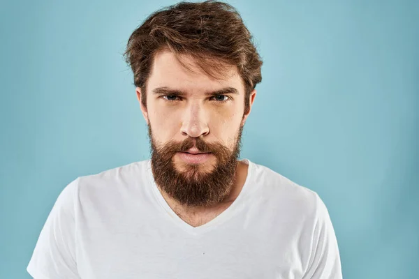 Bearded man känslor ansiktsuttryck gester händer närbild blå bakgrund — Stockfoto