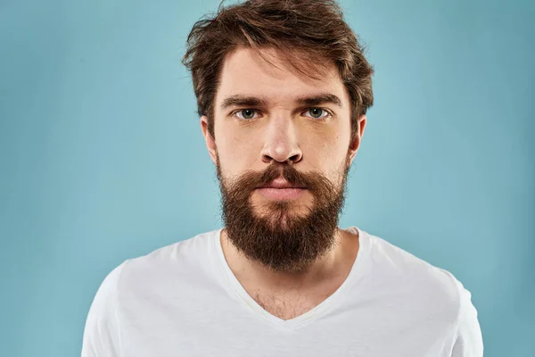 Bearded man känslor ansiktsuttryck gester händer närbild blå bakgrund — Stockfoto