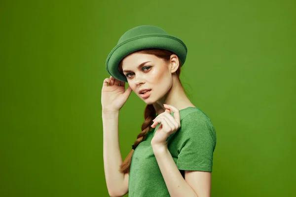 Felice donna st patricks giorno verde t-shirt cappello trifoglio vacanze divertimento — Foto Stock