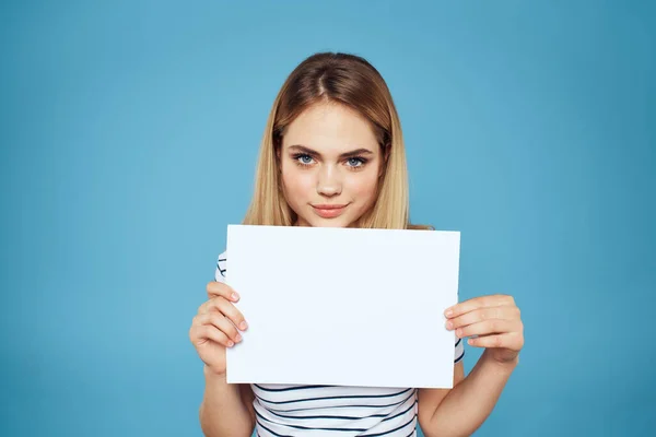 Woman holding sheet of paper striped T-shirt Kopiuj Przestrzeń przycięta widok niebieski tło — Zdjęcie stockowe