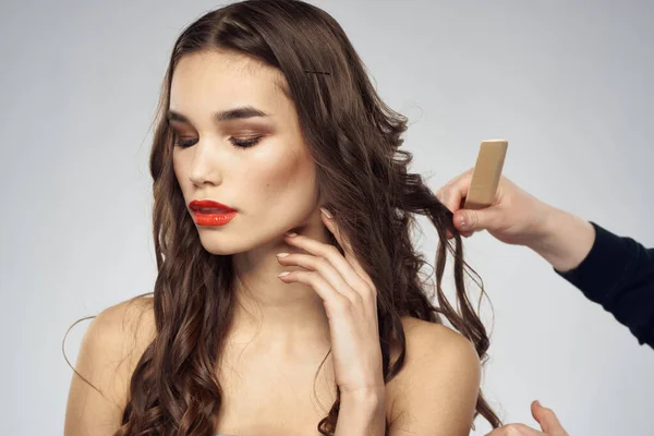 Belle femme coiffure à la mode toilettage épaules nues maquillage lumineux — Photo