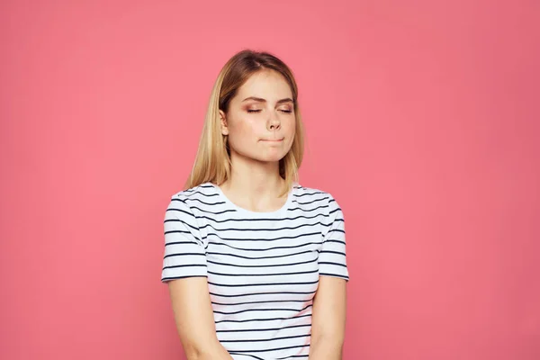 Mulher em listrado t-shirt emoções estúdio recortado vista estilo de vida rosa isolado fundo — Fotografia de Stock