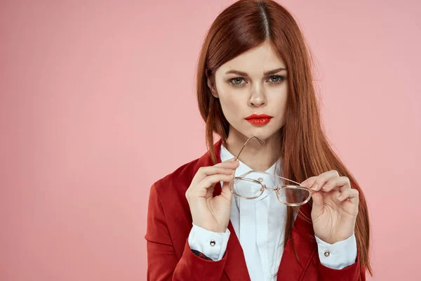 Elegante Frau mit Brille rote Lippen Jacke lange Haare rosa — Stockfoto