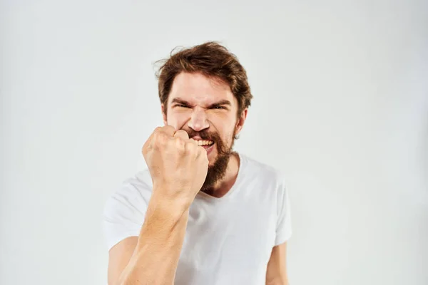 Homem barbudo gesticulando com as mãos corte vista branco t-shirt estúdio emoção luz fundo — Fotografia de Stock