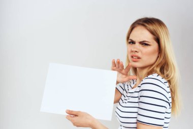 Elinde bir kağıt tutmakta olan kadın yaşam tarzı çizgili tişört kırpılmış görünüm kopyalama alanı