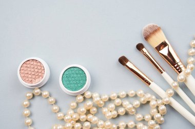 Göz farı aksesuarları makyaj fırçaları mal koleksiyonu profesyonel kozmetik ürünleri gri arka planda