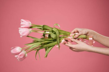 Çiçek buketleri bayram kadınlarına hediye pembe arka plan