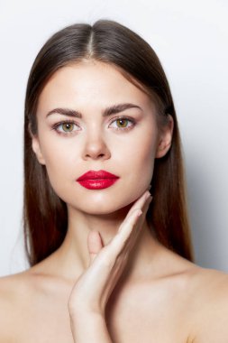 Bayan çıplak omuzlar, kırmızı ruj, kollar, uzun saçlar, açık ten rengi. 
