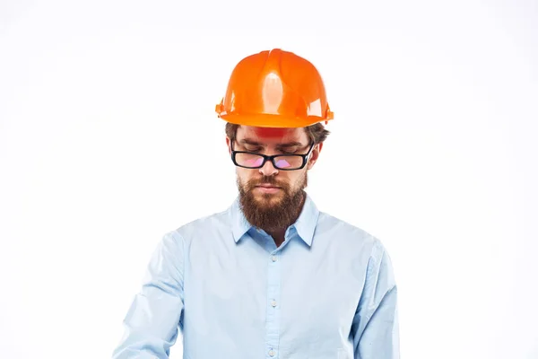 안경에 주황색 페인트를 쓴 남자가 육체 산업을 문서화 한다 — 스톡 사진