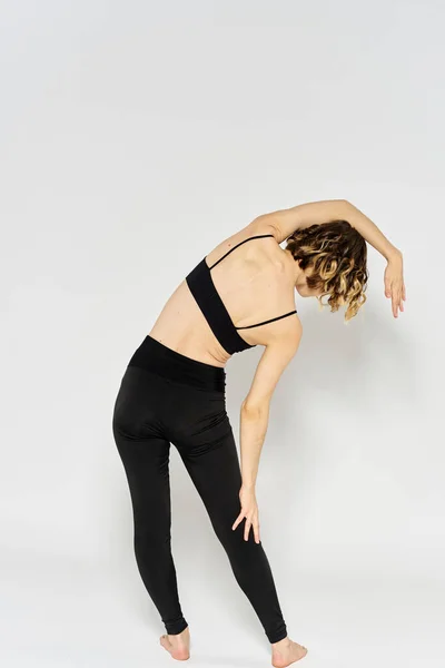 Yoga asana sport donna fitness luce sfondo leggings modello — Foto Stock