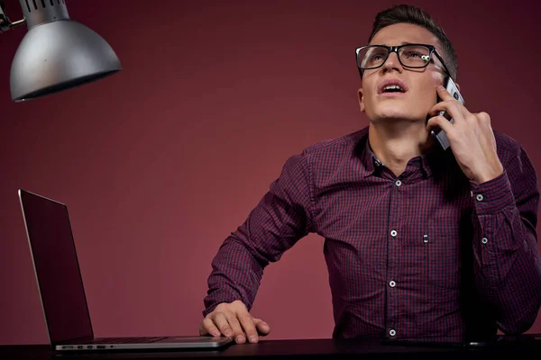 Hombre de negocios en la oficina y hablando en el gestor de teléfono rojo modelo de fondo recortado vista de la tableta portátil — Foto de Stock