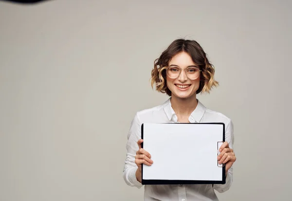 Femme sur fond clair avec dossier document blanc lunettes chemise maquette — Photo