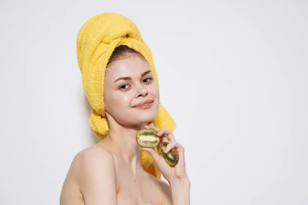 Жінки з жовтим рушником на голові придатні для догляду за шкірою натуральної косметики обрізаний вид — стокове фото