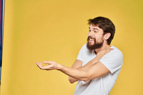 Hombre gesto con las manos emociones estilo de vida blanco camiseta amarillo aislado fondo — Foto de Stock