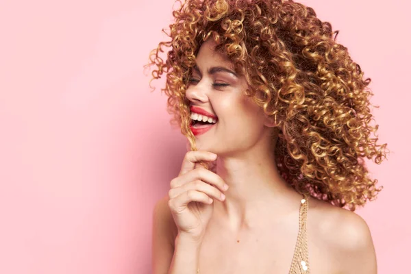 Aantrekkelijke vrouw lachen emoties make-up binnen heldere make-up — Stockfoto