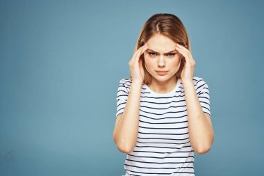 Duygusal kadın çizgili tişörtlü yaşam biçimi mavi arka plan