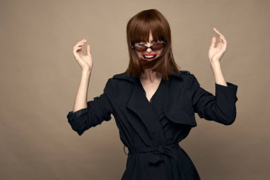 Seksi esmer ceketli, kemer takan, gülümseyen bir stüdyo. 