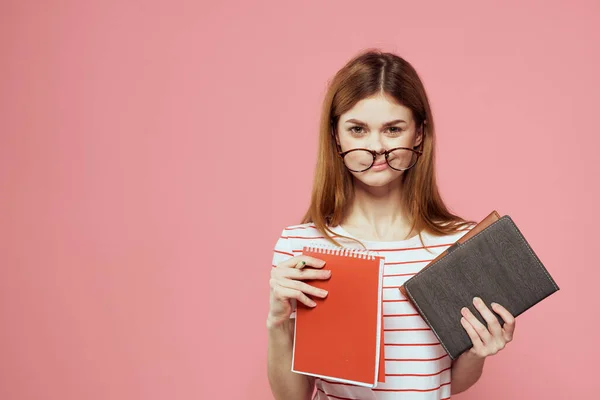 Mooie vrouwelijke student holding boeken onderwijsinstituut gebaren met handen roze achtergrond Copy Space — Stockfoto