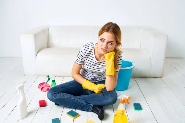 Femme au foyer détergent ménage fatigue style de vie hygiène intérieure — Photo